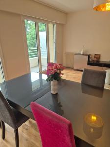 Beautiful apartment, beautiful view, quiet, 6min walk from metro1 and 20min from LOUVRE