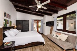 Close to Beach Villa with 2 Casitas
