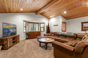 Arctic Wolf at Summit Base - 4 Bedroom log cabin at the base of Snow Summit