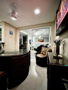 Apartamento 311, amplo com sacada e churrasqueira em Guaruja