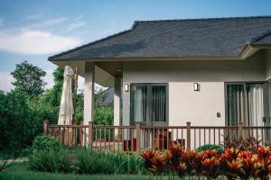 Biệt Thự Nhìn Ra Vườn (Villa with Garden View)