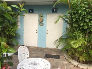 Queen Room with Garden View room in Seafarer Key Largo Resort and Beach