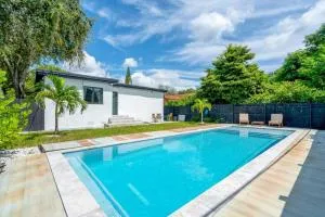 Family Home with Luxurious Pool For 12 People - Biscayne Park