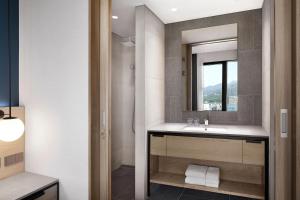 Deluxe Guest Room, 1 King, City View