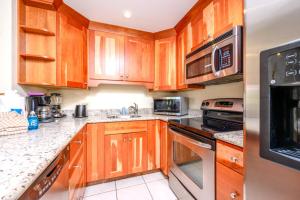 KBM Resorts FREE CAR Kaanapali Shores Ground Floor 2-Bedroom Condo - Steps to Pool and Beach KS-155