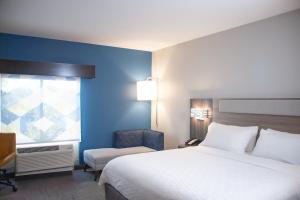 King Room with Roll in Shower - Hearing Accessible/Non-Smoking  room in Holiday Inn Express & Suites Overland Park an IHG Hotel