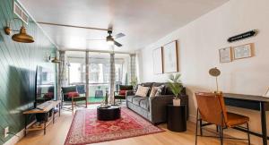 Heated Pool & Hot Tub-walk To Old Town Condo!