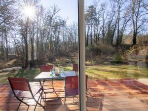 Maisons de vacances Maison Confortable, Plain Pied avec Terrasse, Proche de Saint Martial de Nabirat, Perigord Noir - FR-1-616-242 : photos des chambres