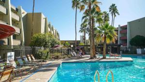 Heated Pool & Hot Tub-walk To Old Town Condo!