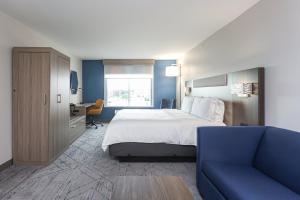 Queen Suite room in Holiday Inn Express Tulsa South Bixby an IHG Hotel