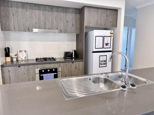 Theme Park Retreat Coomera 5 Beds Villa