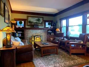 Quintessential 1910 Craftsman by Pickleball Court - Alameda