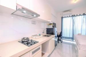 Modern Look and Comfy Studio at Sky House BSD Apartment By Travelio