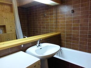 Résidence Les Dauphinelles - 2 pièces cabine pour 46 personnes situé à Méribel Altiport proche des pistes de ski et du golf MAE-2035