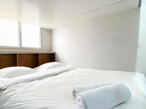 Minimalist and Homey Studio at Transpark Juanda Bekasi Timur Apartment By Travelio