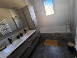 villa récente climatisée avec piscine privée