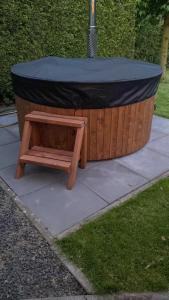 Villa Riverside met hottub, eigen aanlegsteiger, zwemtrap, trampoline en kanos