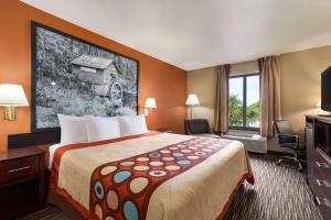King Room - Non-Smoking room in Super 8 by Wyndham Germantown/Milwaukee