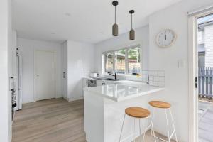 Contemporary & Central in Exclusive Sandy Bay