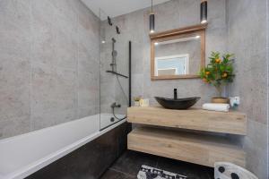 Exceptional Apartment in Warsaw with Parking by Noclegi Renters