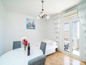 Apartment Debos - One-Bedroom Apartment with Balcony and Sea View