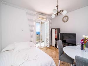 Apartment Debos - One-Bedroom Apartment with Balcony and Sea View