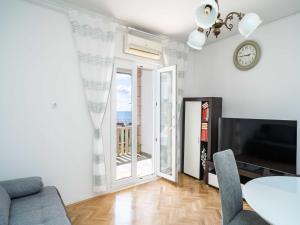 Apartment Debos - One-Bedroom Apartment with Balcony and Sea View 
