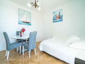 Apartment Debos - One-Bedroom Apartment with Balcony and Sea View 