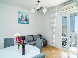 Apartment Debos - One-Bedroom Apartment with Balcony and Sea View 