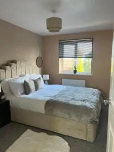 Cosy 2 Bed Service Apartment Netflix Hideaway Family Couples Staycation Tredegar Park Celtic Manor ICC Wales - Bassaleg