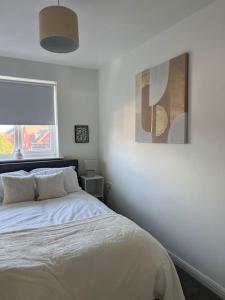 Cosy 2 Bed Service Apartment Netflix Hideaway Family Couples Staycation Tredegar Park Celtic Manor ICC Wales