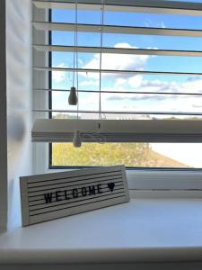 Cosy 2 Bed Service Apartment Netflix Hideaway Family Couples Staycation Tredegar Park Celtic Manor ICC Wales