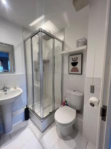 Cosy 2 Bed Service Apartment Netflix Hideaway Family Couples Staycation Tredegar Park Celtic Manor ICC Wales