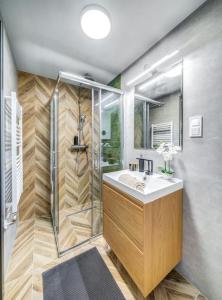 Loft 8 - Grand Stylish Stay with parking