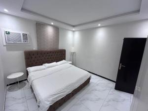 شقة رواق اربع غرف نوم بصالة انيقة