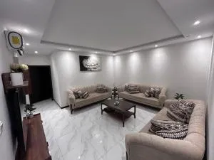 شقة اربع غرف نوم بصالة أنيقة - Ar Riḩāb
