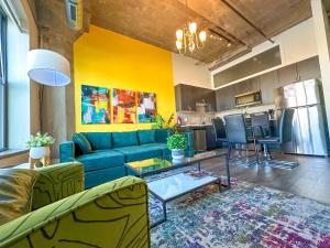 Spacious 2BR South Loop Suite with Skyline View, Optional Parking and Gym Access Close to McCormick Place, Grant Park, Museum Campus & CTA Lines