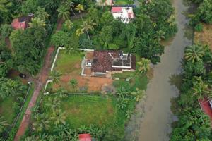 Neelambari - Tranquil Riverside Room with Lush Garden Patio