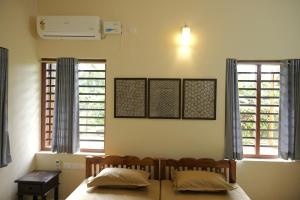 Neelambari - Tranquil Riverside Room with Lush Garden Patio