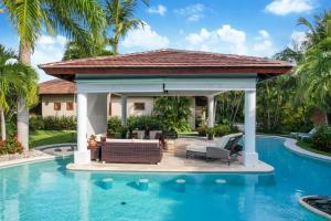 Beautiful Villa with Pool, Gym & Maid