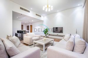 Waterfront 2BR Apartment with Assistant Room in Dream Palm Residence, Palm Jumeirah by Deluxe Holiday Homes