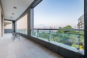 Waterfront 2BR Apartment with Assistant Room in Dream Palm Residence, Palm Jumeirah by Deluxe Holiday Homes