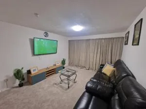 3 Bedroom furnished House - Loughton