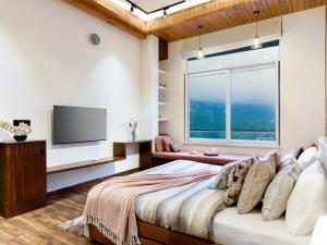 ELIVAAS 6 BHK with Balcony & Lake View - Antarmann Casa Zenith