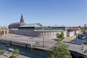 2BR with Amazing City Skyline View