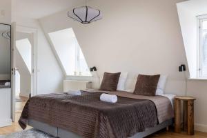 2BR with Amazing City Skyline View