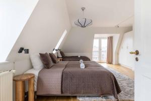 2BR with Amazing City Skyline View