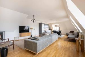 2BR with Amazing City Skyline View