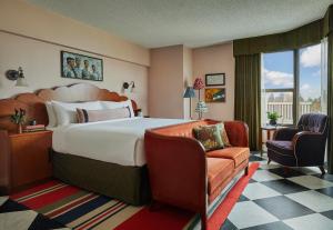 King Room with Bath Tub - Mobility Access room in Graduate Seattle