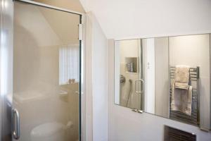 Oldfield Cottage within walking distance of pub and sea